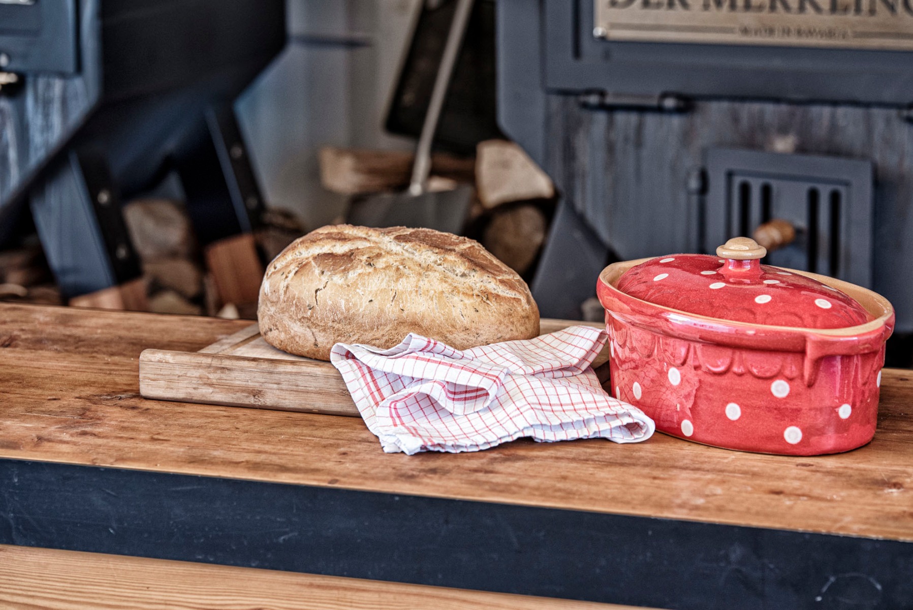 Brotbacktopf, rot mit Punkte-Dekor - auch zum Schmoren geeignet, holzbackofenfest