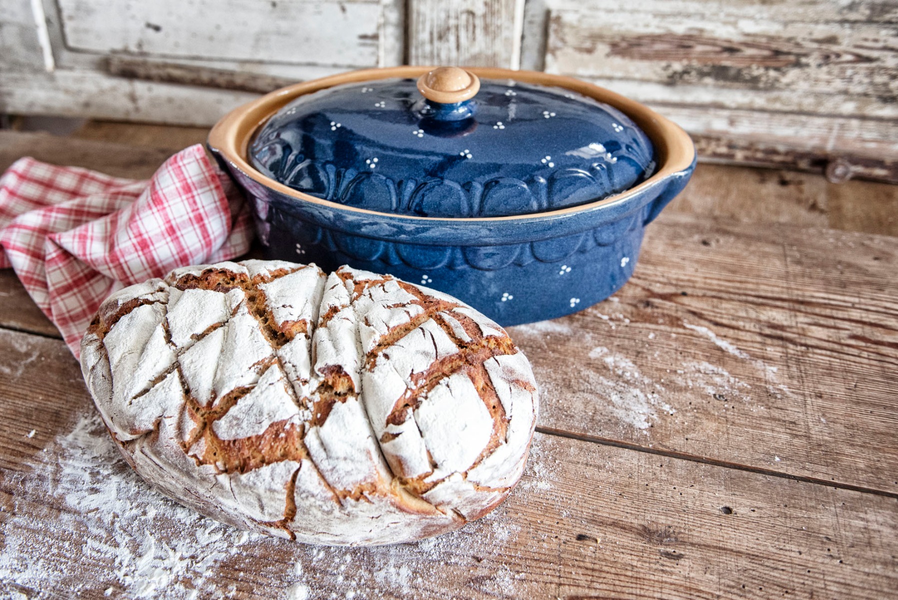 Unser Brotbacktopf aus Keramik ist zum Brotbacken in Holzbacköfen bestens geeignet. Der Elsässer Ton speichert optimal die Hitze und gibt sie gleichmäßig an den Brotteig ab. Das Ergebnis ist immer perfekt! 