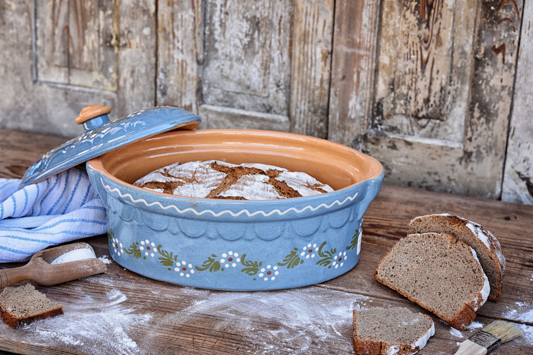 Brotbacktopf, Terrine / Bäckeroffe -  hellblau mit floralem Dekor - auch zum Schmoren geeignet, holzbackofenfest