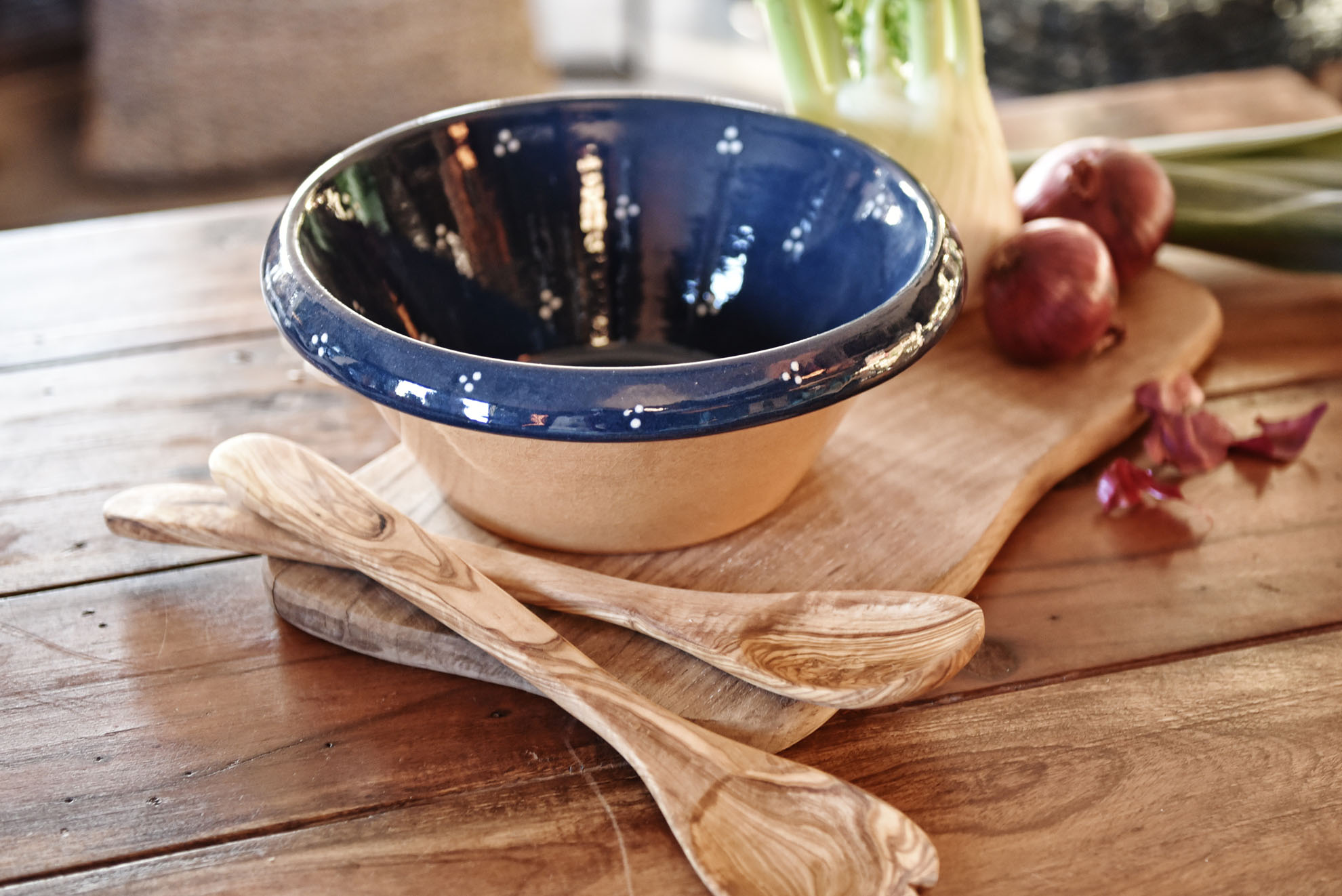 Unsere Elsässer Keramikschüsseln werden sorgfältig, in liebevoller Handarbeit aus Ton des Haguenauer Forstes hergestellt. Jedes Stück ist ein Unikat und ein Schmuckstück auf dem Tisch. Farb- Form- und Gewichtsabweichungen sind typisch und unterstreichen d