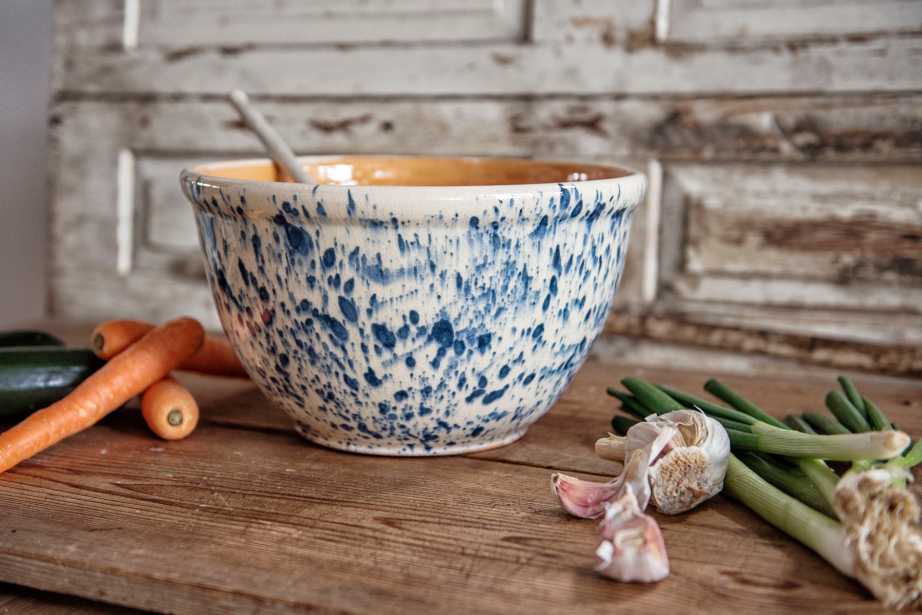 Unsere Elsässer Keramikschüsseln werden sorgfältig, in liebevoller Handarbeit hergestellt. Jedes Stück ist ein Unikat und ein Schmuckstück auf dem Tisch.