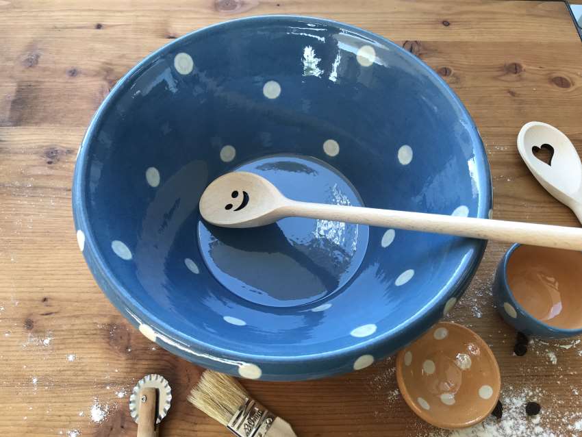 Unsere Elsässer Keramikschüsseln werden sorgfältig, in liebevoller Handarbeit aus Ton des Haguenauer Forstes hergestellt. Jedes Stück ist ein Unikat und ein Schmuckstück auf dem Tisch. Farb- Form- und Gewichtsabweichungen sind typisch und unterstreichen d